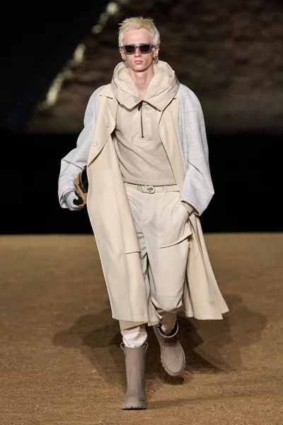 Look 18